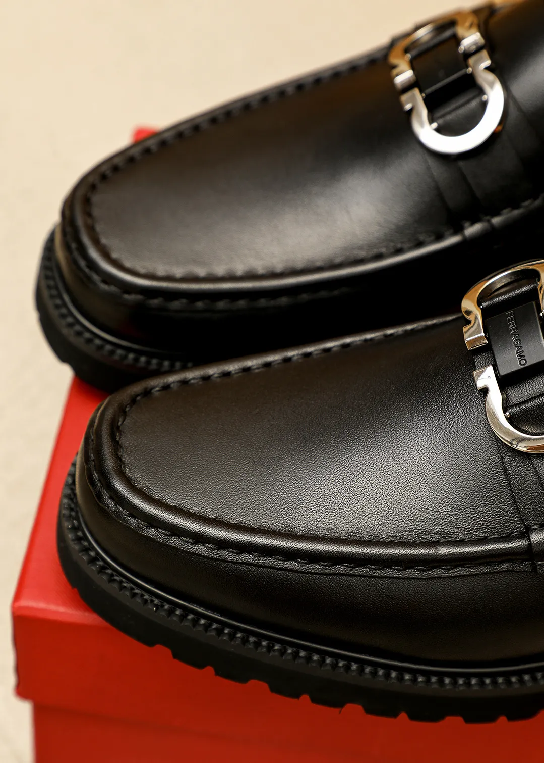 Men's shoes 💰560 💐 Product trademark: Ferragamo "Ferragamo" casual leather shoes Regular size: 38-44 (45.46🉑️customized) Product materials: Selected imported first-layer calfskin upper + original hardware buckle, imported water-dyed cowhide leather lining. Strong three-dimensional visual effect, original outsole color: 1⃣️color optional